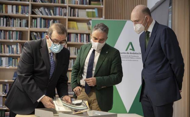 La Junta creará el primer archivo digital de un presidente andaluz con el legado de Rodríguez de la Borbolla