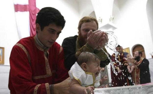 Muere un bebé tras ser sumergido tres veces en agua bendita durante su bautizo