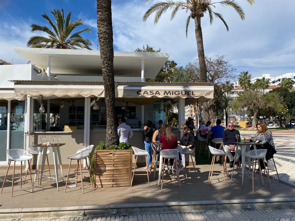 Buen ambiente y ganas de calle en la reapertura del comercio y la hostelería en Vélez-Málaga