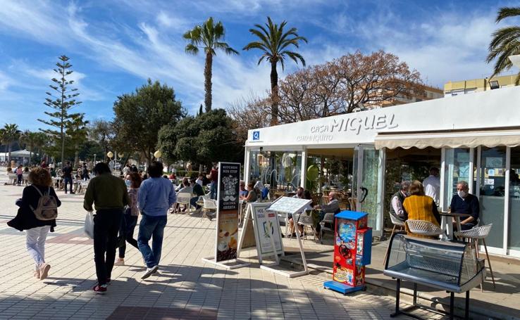 Buen ambiente y ganas de calle en la reapertura del comercio y la hostelería en Vélez-Málaga