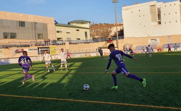 El Vélez arrebata el liderato al Malagueño tras tumbarlo en el Vivar Téllez (2-0)