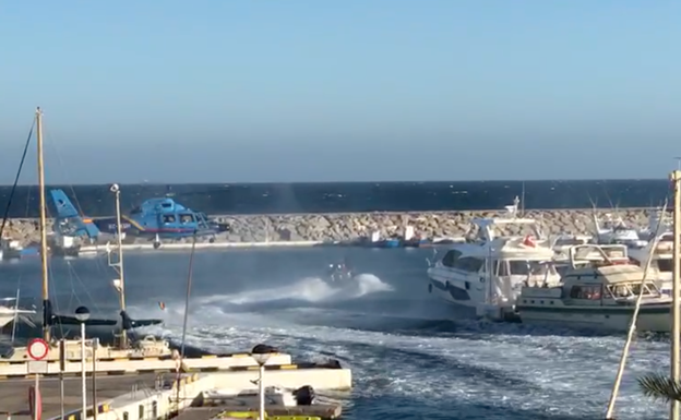 Espectacular persecución de un helicóptero de Aduanas a una 'narcolancha' en el Puerto de la Duquesa de Manilva