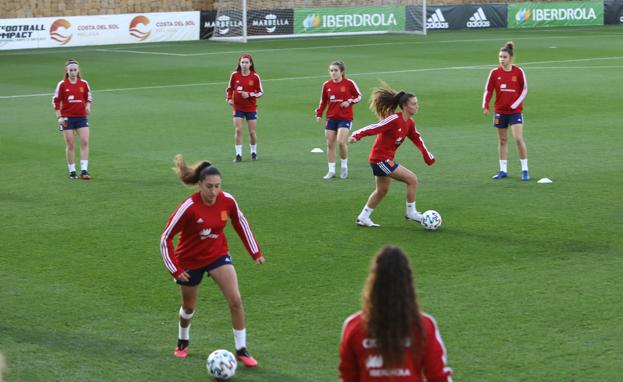 La selección española femenina de fútbol sub-19 concentrada en Marbella