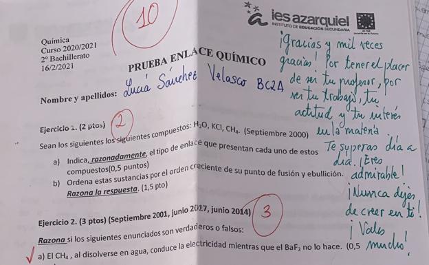 «¡Nunca dejes de creer en ti!». Un profe de Química enamora a Twitter con el mensaje que dejó a una alumna en un examen de 10