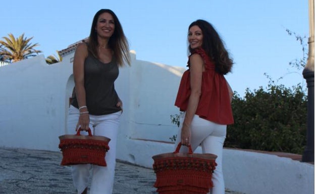 Bolsos 'made in Nerja' con un tinte solidario contra el cáncer