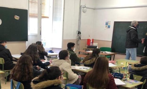 El Gobierno recomienda ahora abrir puertas y ventanas en los centros educativos de forma permanente