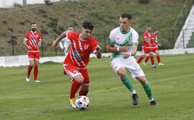 El Vélez, más líder, se acerca a la fase de ascenso tras ganar al Estepona