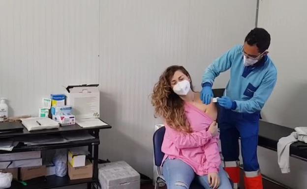 Los primeros maestros en ser vacunados en la Axarquía: «Es una alegría, nos da mucha tranquilidad para seguir trabajando»