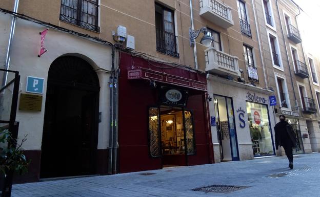 Hallan el cadáver de una mujer tras más de una semana muerta en la habitación de una pensión