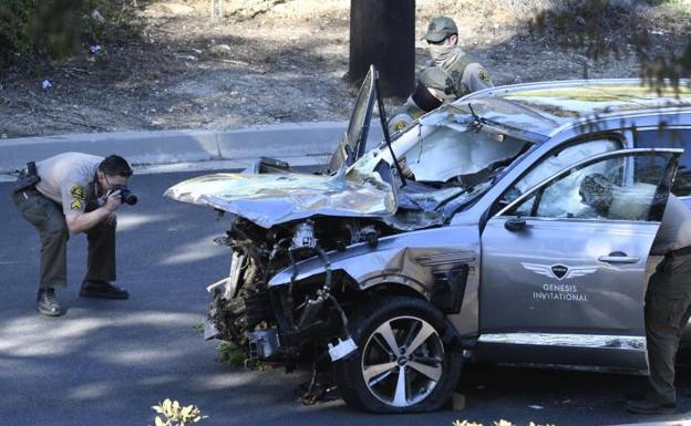 Tiger Woods se destroza la pierna derecha al estrellarse con su coche