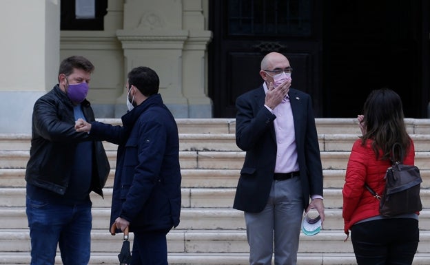 Zorrilla se despide en el pleno de Málaga y le habla a De la Torre de la renovación «desde el cariño»