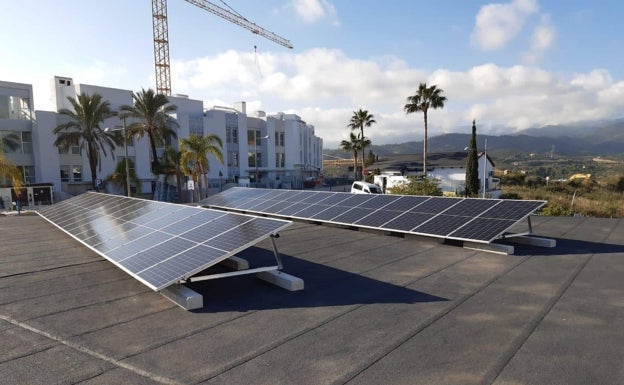 Placas solares en los depósitos de agua de Estepona para reducir el consumo de energía y reducir la emisión de dióxido de carbono