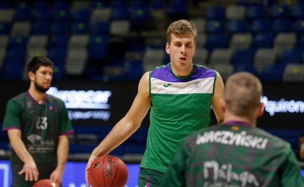 El Unicaja, con sólo siete profesionales en Badalona