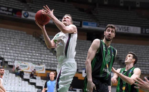 El Unicaja optimiza sus recursos y logra ante el Joventut una victoria que ratifica su mejoría (77-90)