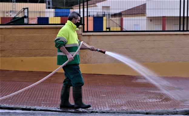 Rincón de la Victoria refuerza la limpieza y desinfección con 30 operarios para los próximos tres meses