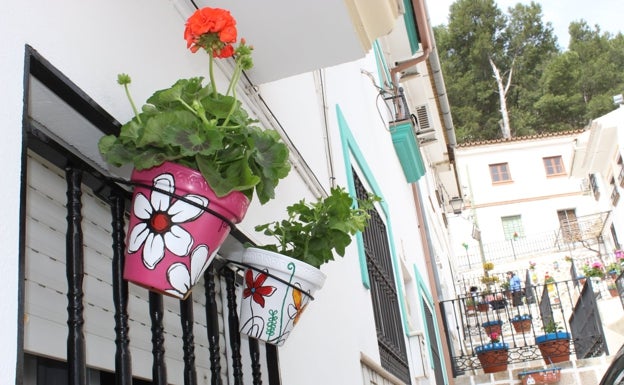 400 macetas personalizadas por vecinos para decorar el barrio más antiguo de Villanueva del Trabuco