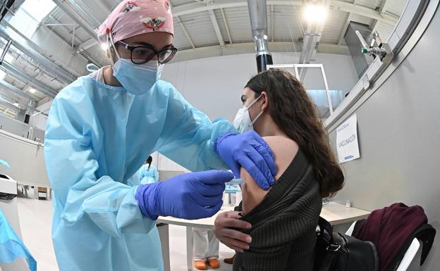 ¿Puede dar un falso positivo una PCR tras recibir la vacuna contra el Covid?