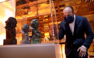 Los tres Goya que ha obtenido Antonio Banderas, expuestos estos días en Tercer Acto./MIGUE FERNÁNDEZ