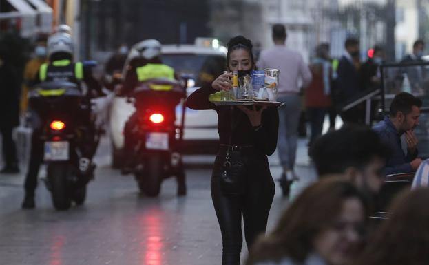 Málaga capital podrá abrir comercios y bares hasta las 21.30 desde mañana