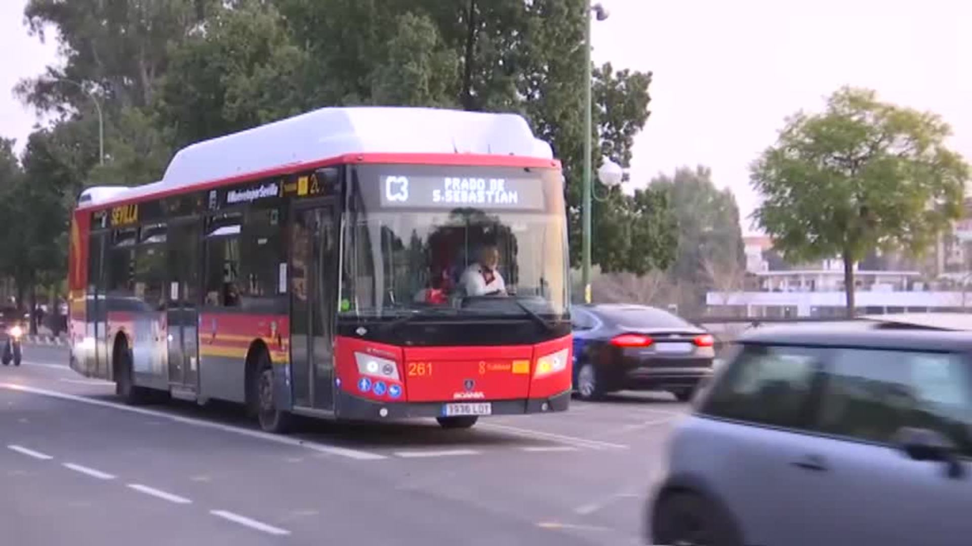 Atrapado bajo un autobús tras un grave accidente en Sevilla