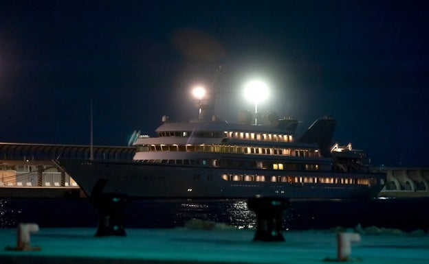 El megayate real de Arabia Saudí hace escala técnica en el Puerto de Málaga
