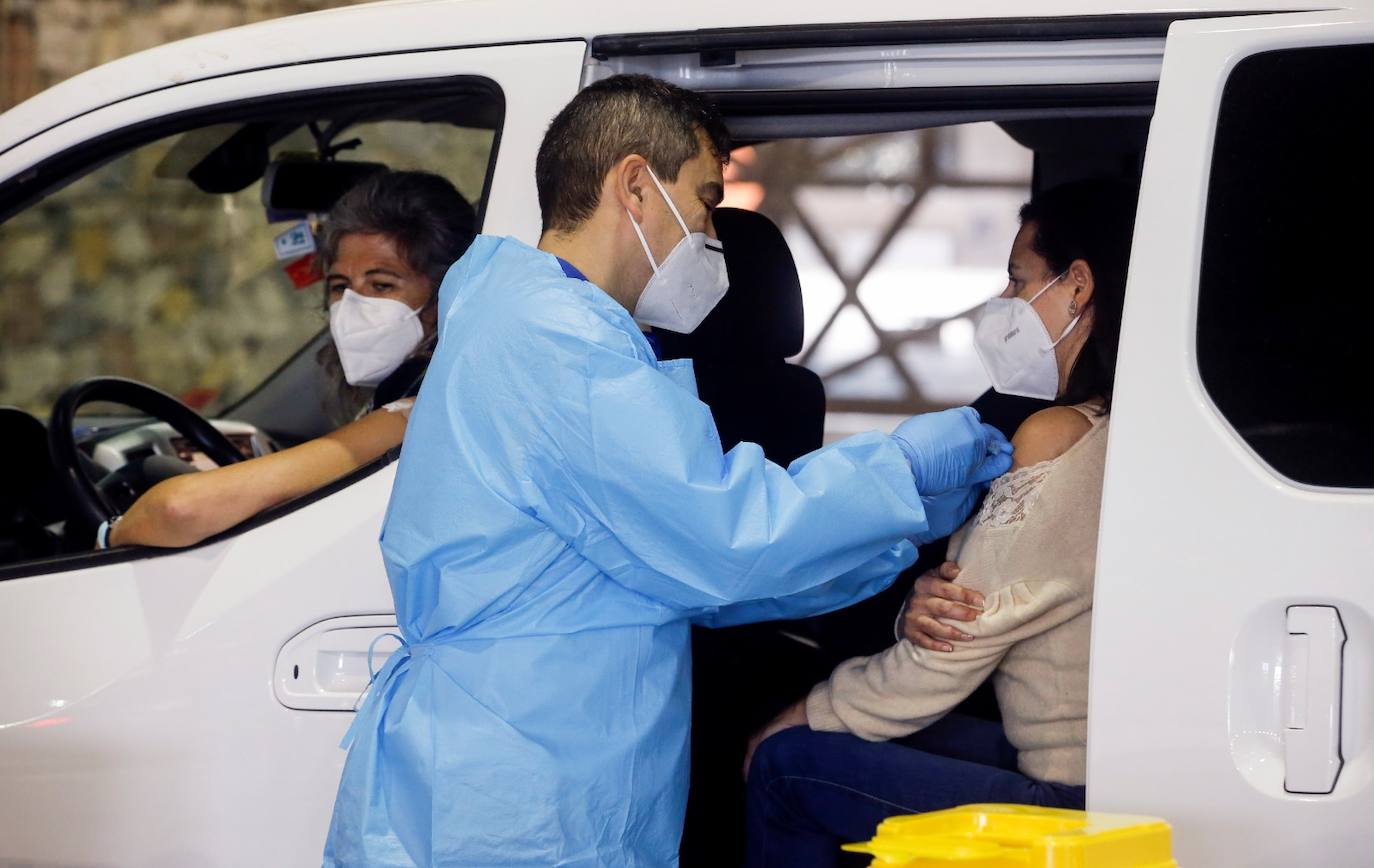 Vacunación masiva de profesores en el Palacio de Ferias de Málaga