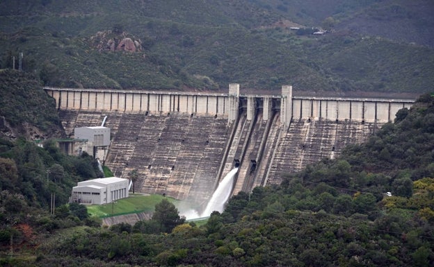 Las fuertes lluvias obligan a desaguar en la presa de La Concepción