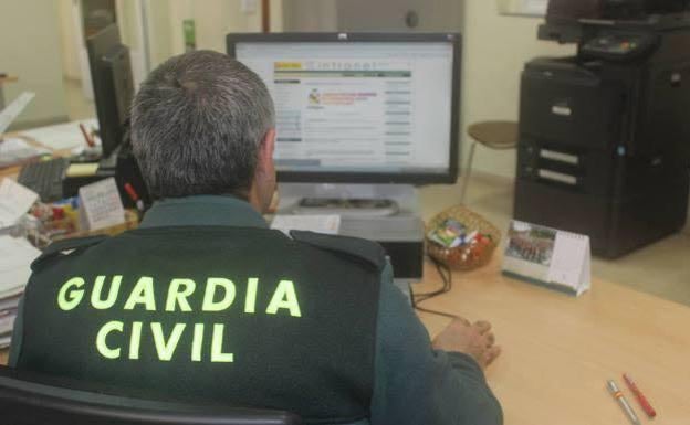 Detenido en Mijas por colgar de una pérgola a su perro porque le había destrozado las plantas del jardín