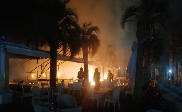 Un incendio calcina la terraza de un bar del Palmeral de las Sorpresas