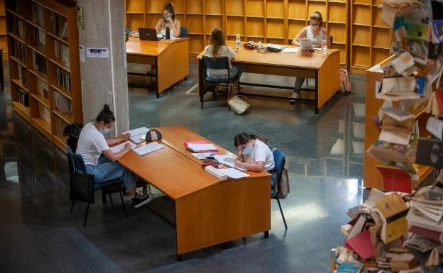 Las bibliotecas de la Universidad de Málaga amplían su horario, aunque cerrarán a mediodía