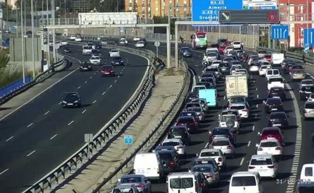 Retenciones de tráfico en el falso túnel de Carlos Haya sentido Torremolinos