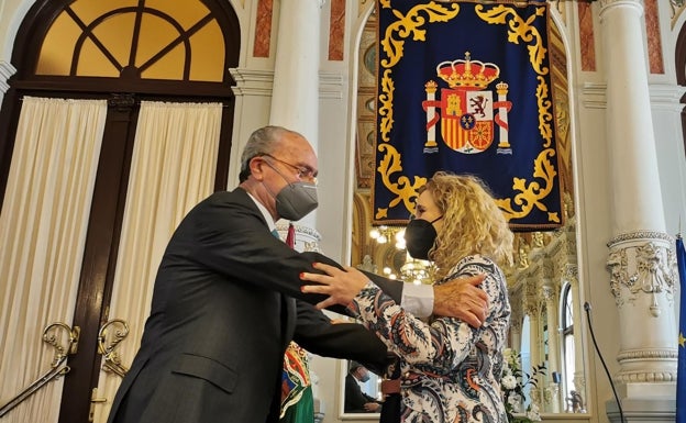 Remedios Ramos toma posesión como edil diciendo que es partidaria de un «estado republicano y federal»