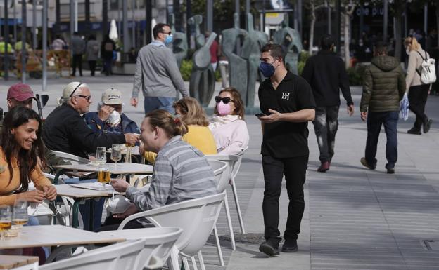 La Junta mantiene el cierre de bares y comercios a las 18 horas en Marbella, Estepona y otros 35 municipios