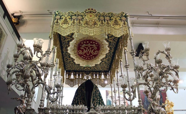 La Cofradía de los Estudiantes presenta el nuevo palio para su titular mariana