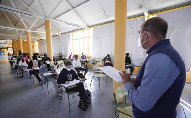 La vacuna y los pocos contagios animan a los institutos de Málaga a recuperar las clases presenciales