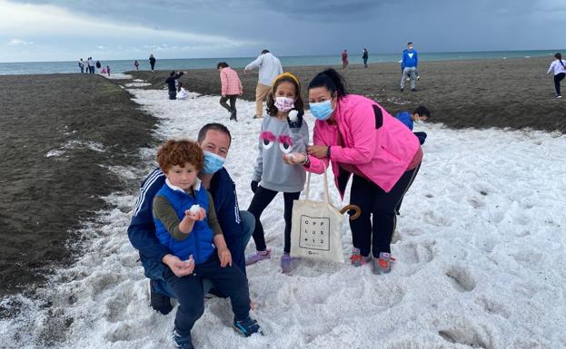 Benajarafe amanece con un manto blanco de granizo sobre la playa