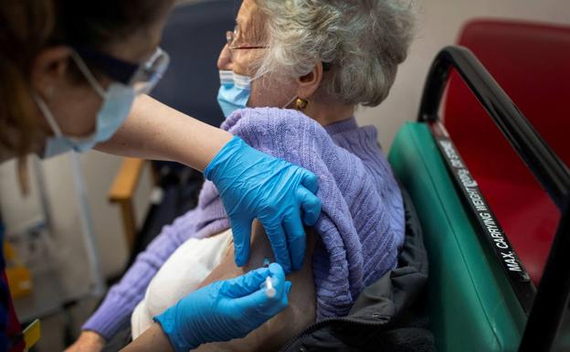 La falta de coordinación entre el SAS y Muface provoca retrasos en la vacunación de jubilados