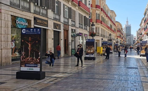 La calle Larios acoge una muestra de fotos de tronos organizada por la Cadena Cope