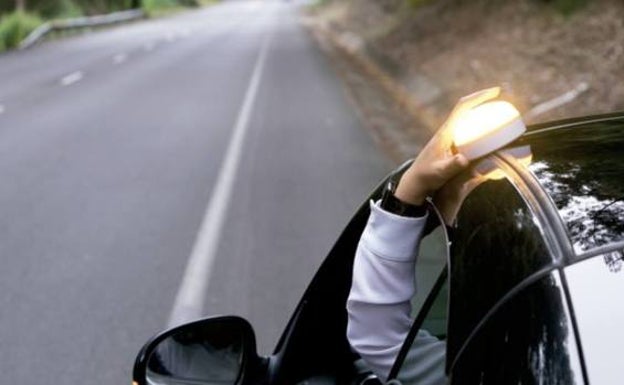 DGT: La nueva luz de emergencia que será obligatoria para el coche ya se vende en supermercados