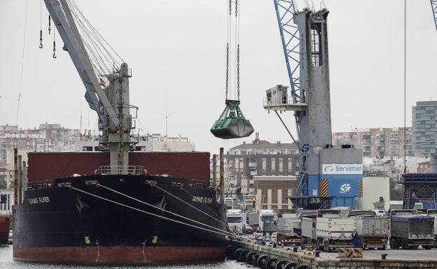 El Puerto de Málaga moverá esta semana un volumen récord de mercancías