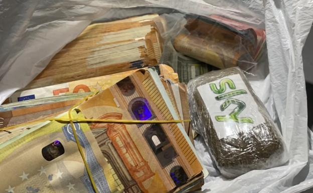 Detenido un joven con una pastilla de 100 gramos de hachís y más de 25.000 euros en efectivo