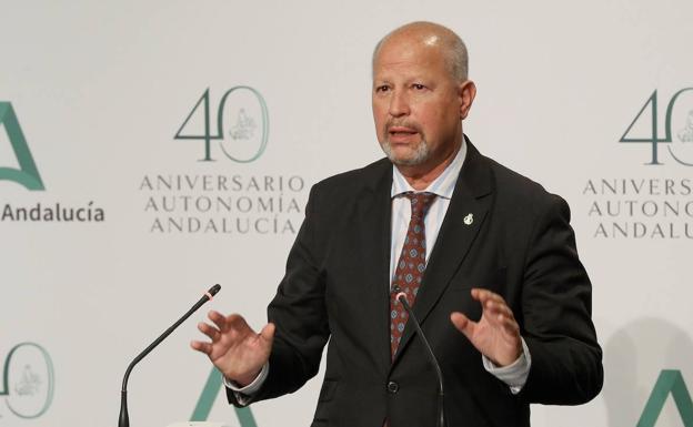 Imbroda subraya el aumento de más de 7.000 profesores pese a bajar en 22.000 los alumnos