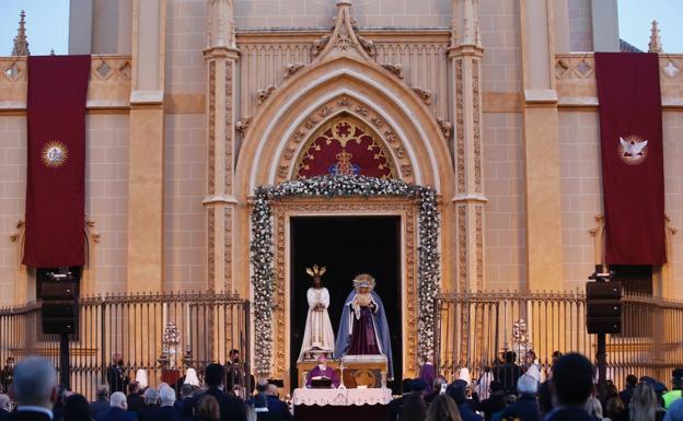 Misa del alba del Cautivo aforada en la plaza de San Pablo