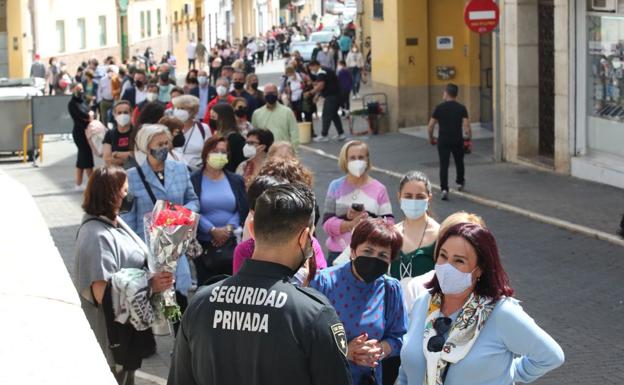 Cola de fieles para ver al Cautivo y la Trinidad