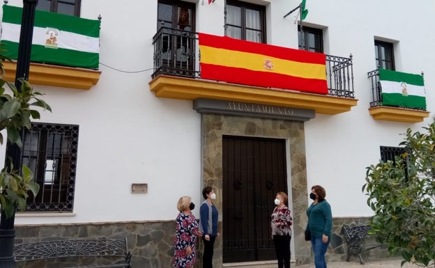 Banderas españolas y andaluzas de crochet con sello guareño