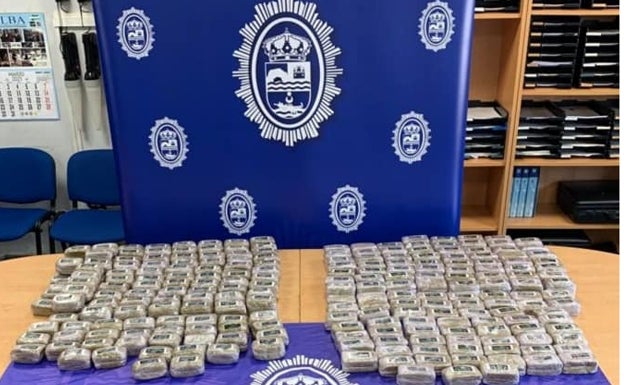 Un vecino encuentra dos fardos de hachís, con un peso de 60 kilos, en la playa de Rincón de la Victoria