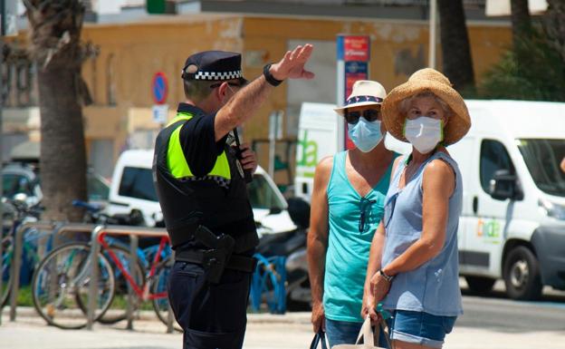 Una ley endurece el uso obligatorio de mascarilla en calles, playas y piscinas