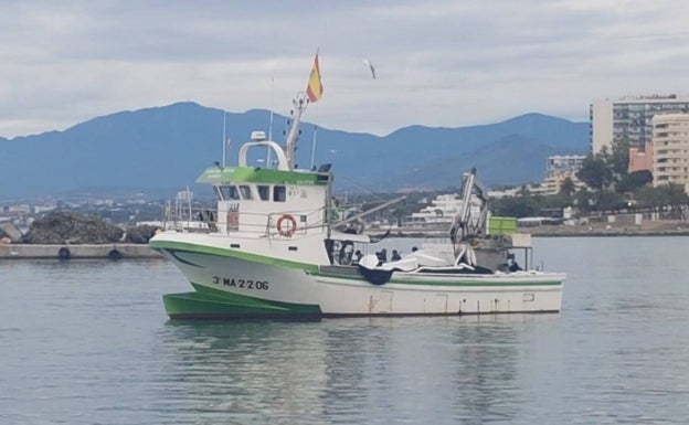 Las traíñas de Marbella vuelven a faenar tras un mes de veda mientras la flota sigue esperando las ayudas públicas