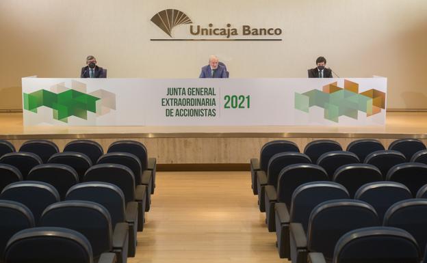 Los accionistas de Unicaja y Liberbank sellan la fusión para crear el quinto banco de España