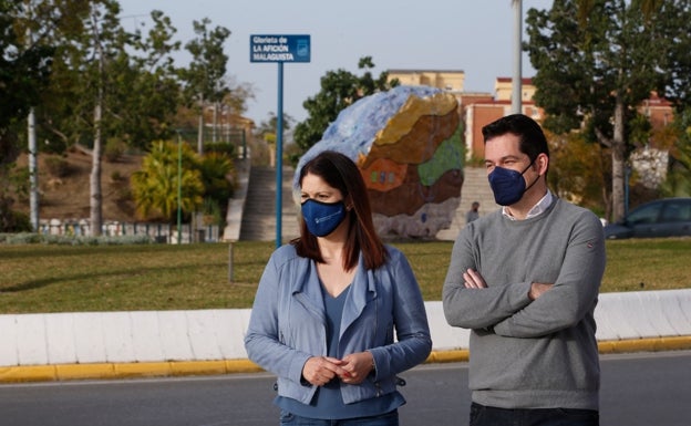 El Ayuntamiento de Málaga coloca el rótulo de 'La afición malaguista' a la glorieta que era del jeque Al Thani